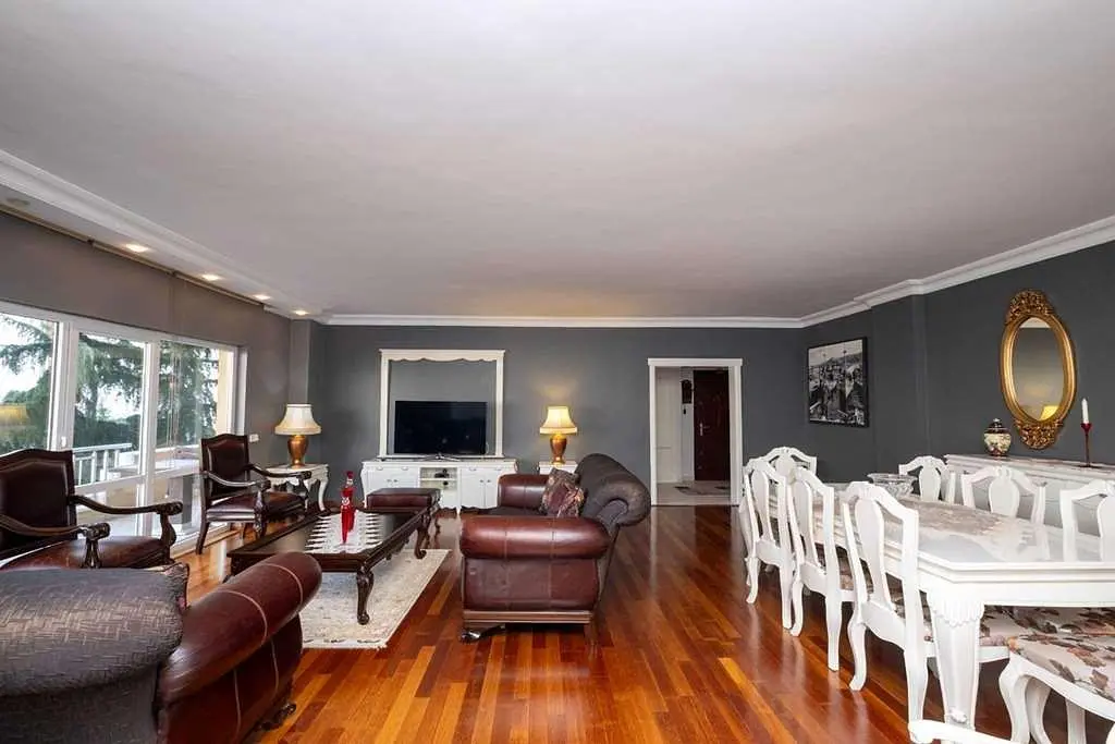 Kuchnia; sprzęt kuchenny, podłoga drewniana, światło dzienne, styl nowoczesny