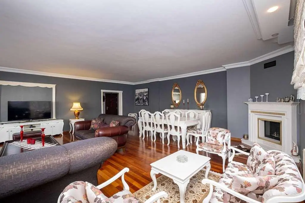 Keuken; keukenapparatuur, houten vloer, natuurlijk licht, moderne stijl