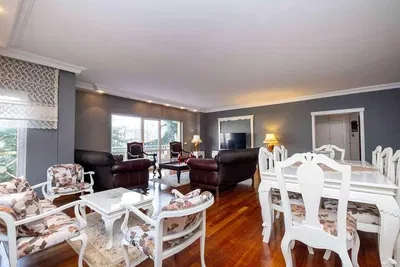 Kuchnia; sprzęt kuchenny, podłoga drewniana, światło dzienne, styl nowoczesny