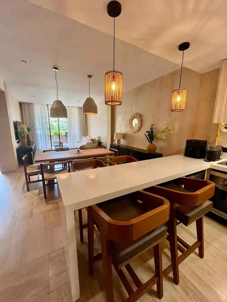 Keuken; keukenapparatuur, houten vloer, natuurlijk licht, moderne stijl