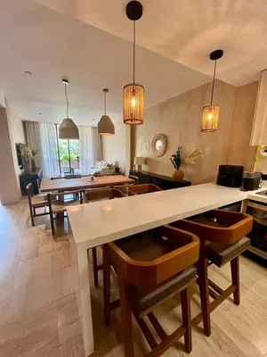 Keuken; keukenapparatuur, houten vloer, natuurlijk licht, moderne stijl