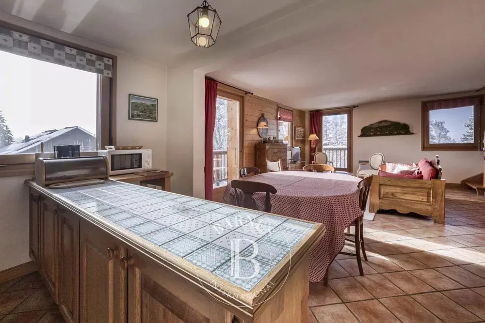 Кухиња; кухињски апарати, дрвени под, природно светло, модерни стил