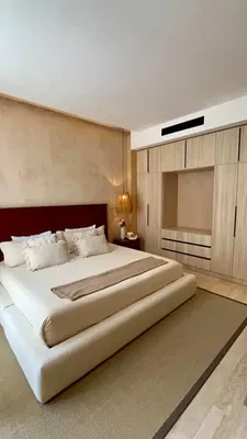 Keuken; keukenapparatuur, houten vloer, natuurlijk licht, moderne stijl