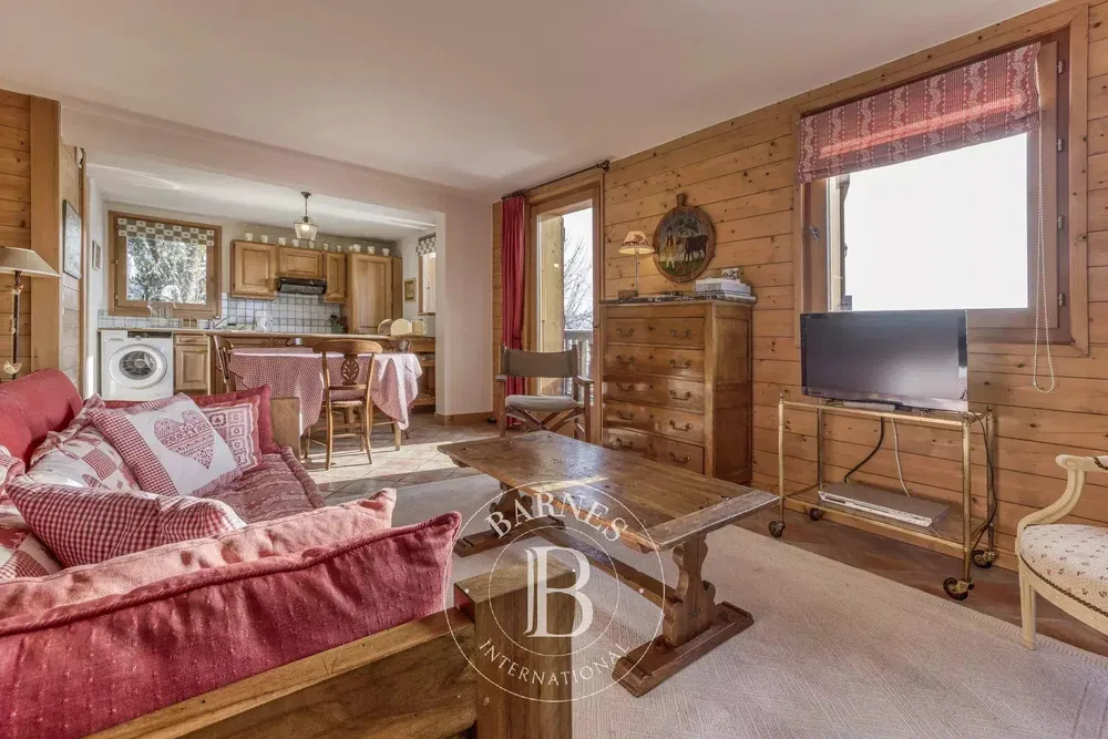 Кухиња; кухињски апарати, дрвени под, природно светло, модерни стил