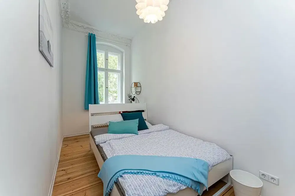 Keuken; keukenapparatuur, houten vloer, natuurlijk licht, moderne stijl