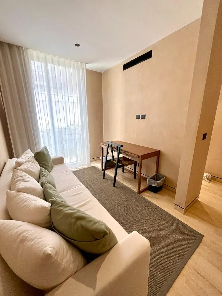 Keuken; keukenapparatuur, houten vloer, natuurlijk licht, moderne stijl