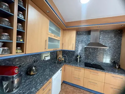 Küche; küchengeräte, holzboden, tageslicht, moderner stil