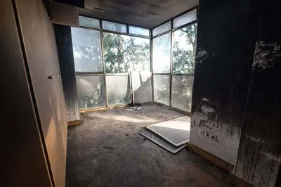 Keuken; keukenapparatuur, houten vloer, natuurlijk licht, moderne stijl