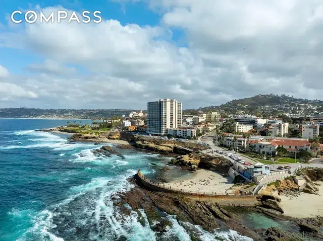 Living room; wood floor, natural light, modern style