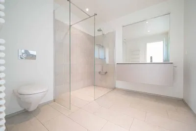 Кухиња; кухињски апарати, дрвени под, природно светло, модерни стил