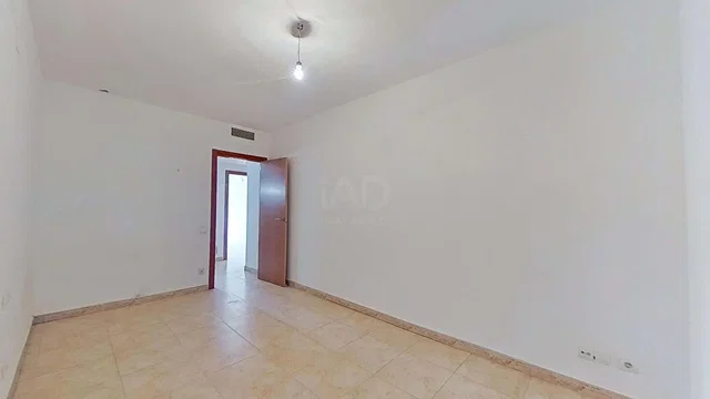 Salón; suelo de madera, luz natural, estilo moderno