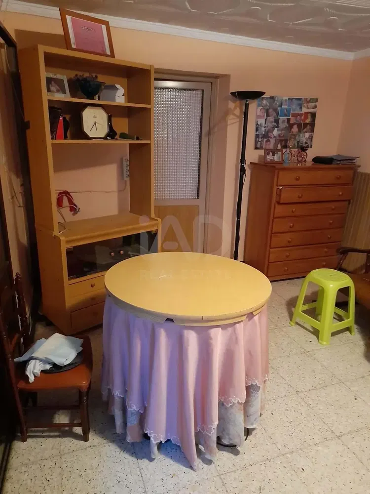 Kuchyně; kuchyňské spotřebiče, dřevěná podlaha, přirozené světlo, moderní styl