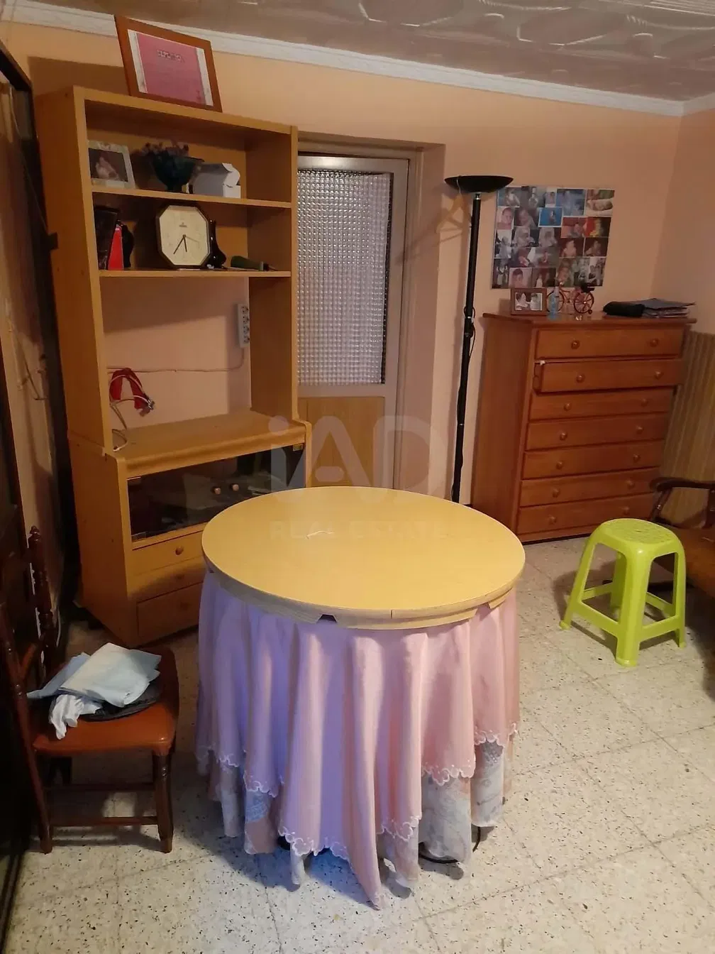 Kuchyně; kuchyňské spotřebiče, dřevěná podlaha, přirozené světlo, moderní styl