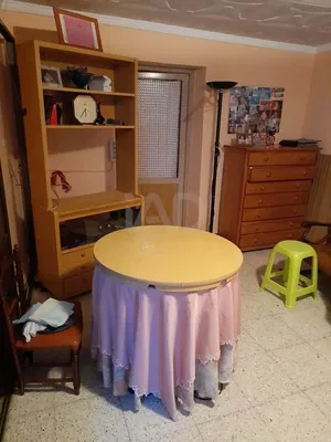 Kuchyně; kuchyňské spotřebiče, dřevěná podlaha, přirozené světlo, moderní styl