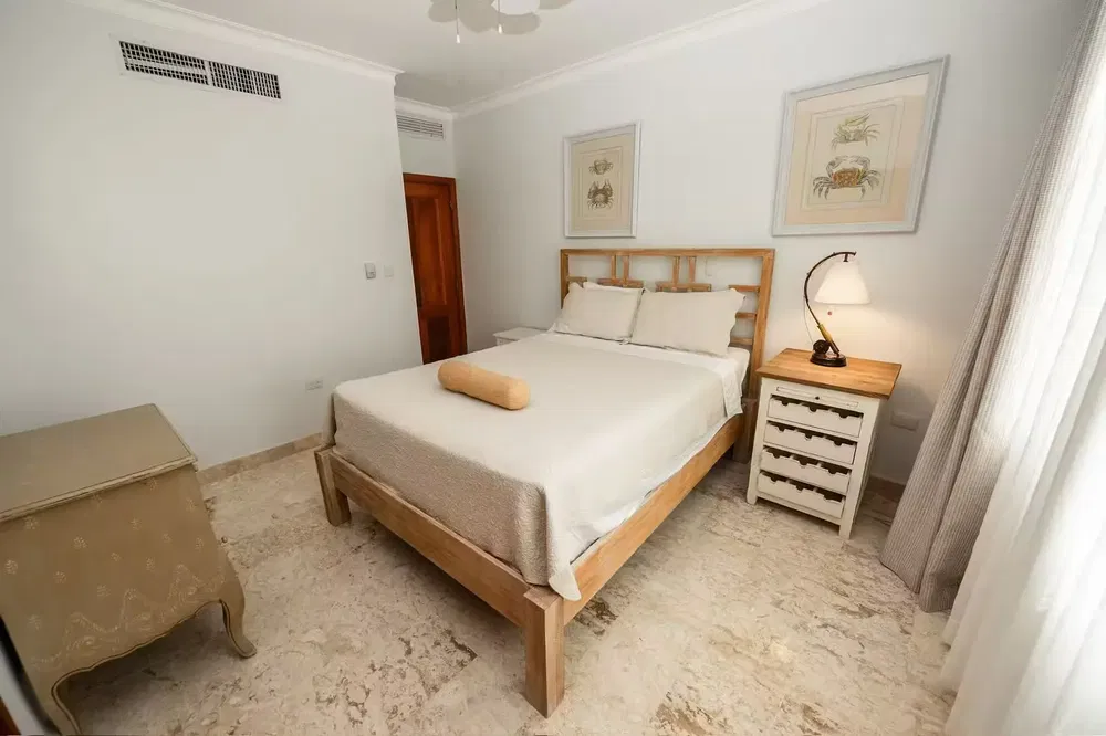 Living room; wood floor, natural light, modern style