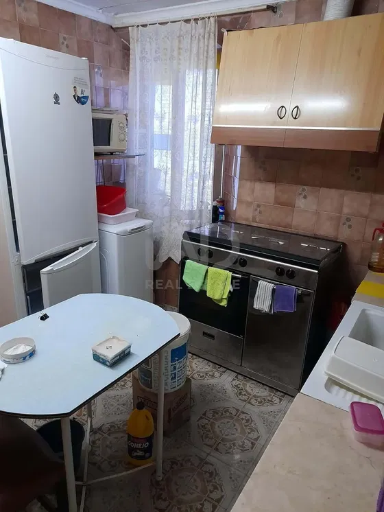 Kuchyně; kuchyňské spotřebiče, dřevěná podlaha, přirozené světlo, moderní styl