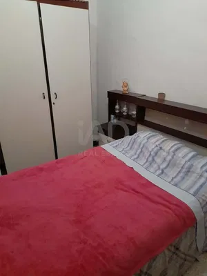 Kuchyně; kuchyňské spotřebiče, dřevěná podlaha, přirozené světlo, moderní styl