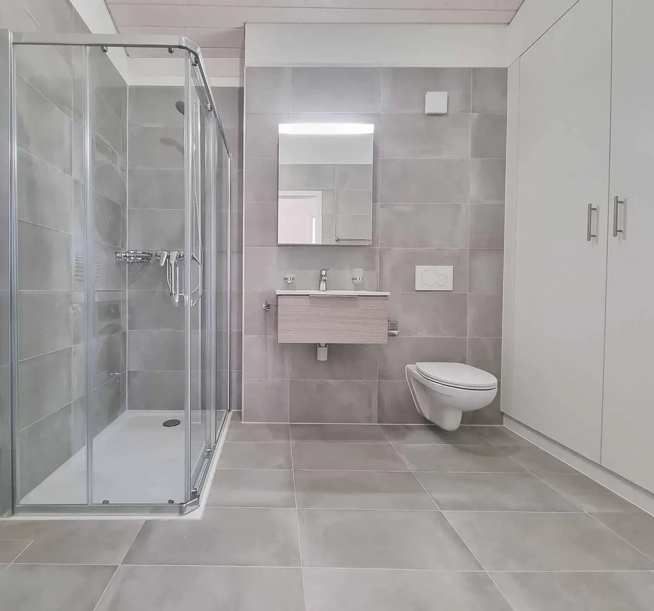 Küche; küchengeräte, holzboden, tageslicht, moderner stil