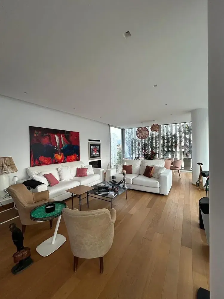 Cuisine; électroménager, parquet, lumière naturelle, style moderne