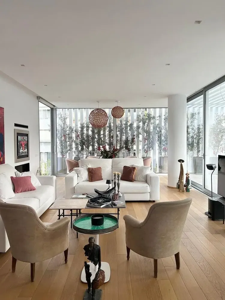 Cuisine; électroménager, parquet, lumière naturelle, style moderne