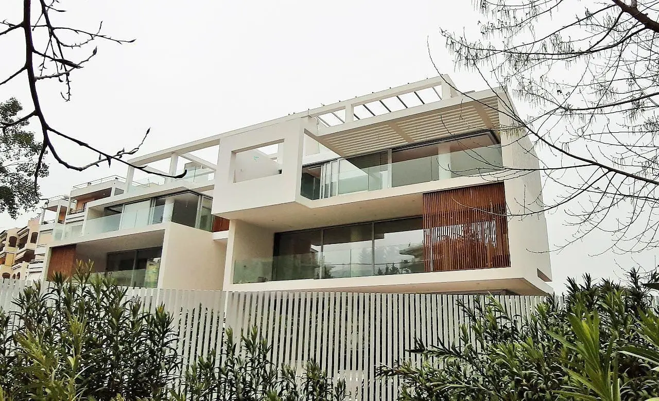 Cuisine; électroménager, parquet, lumière naturelle, style moderne