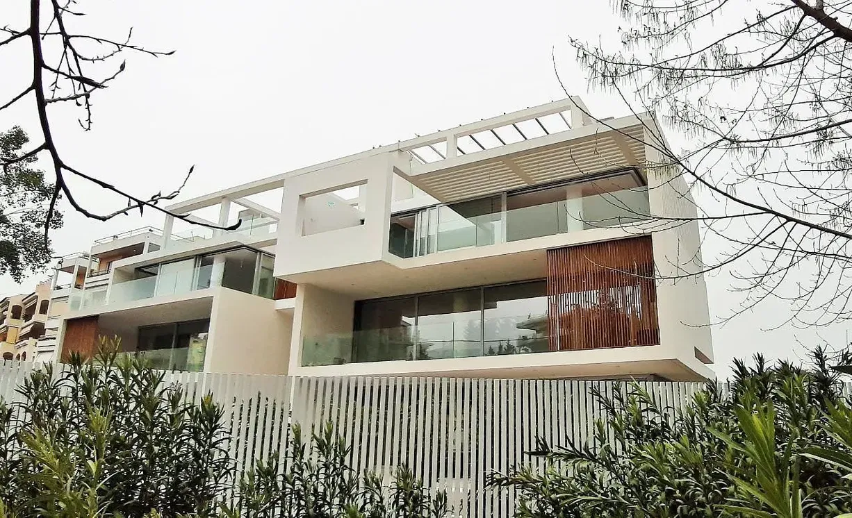 Cuisine; électroménager, parquet, lumière naturelle, style moderne