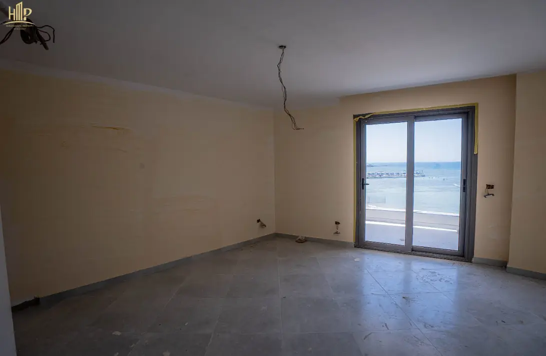 Kuchyně; kuchyňské spotřebiče, dřevěná podlaha, přirozené světlo, moderní styl