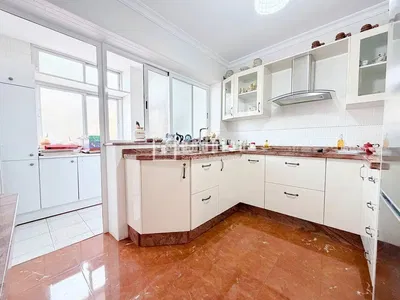 Salon; parquet, lumière naturelle, style moderne