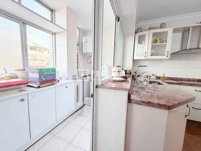 Mutfak; mutfak aletleri, ahşap zemin, doğal ışık, modern stil