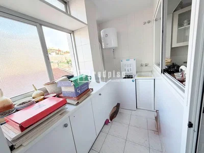 Mutfak; mutfak aletleri, ahşap zemin, doğal ışık, modern stil