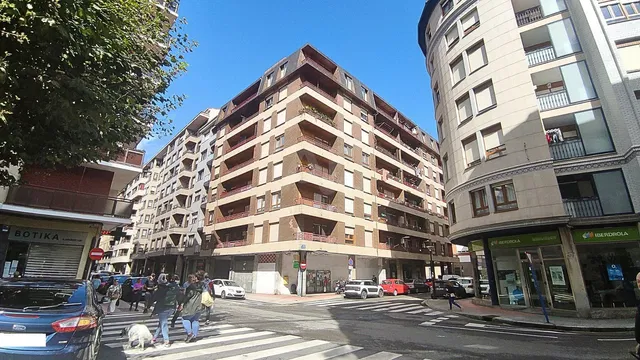 Kuchnia; sprzęt kuchenny, podłoga drewniana, światło dzienne, styl nowoczesny