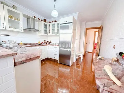 Cuisine; électroménager, parquet, lumière naturelle, style moderne