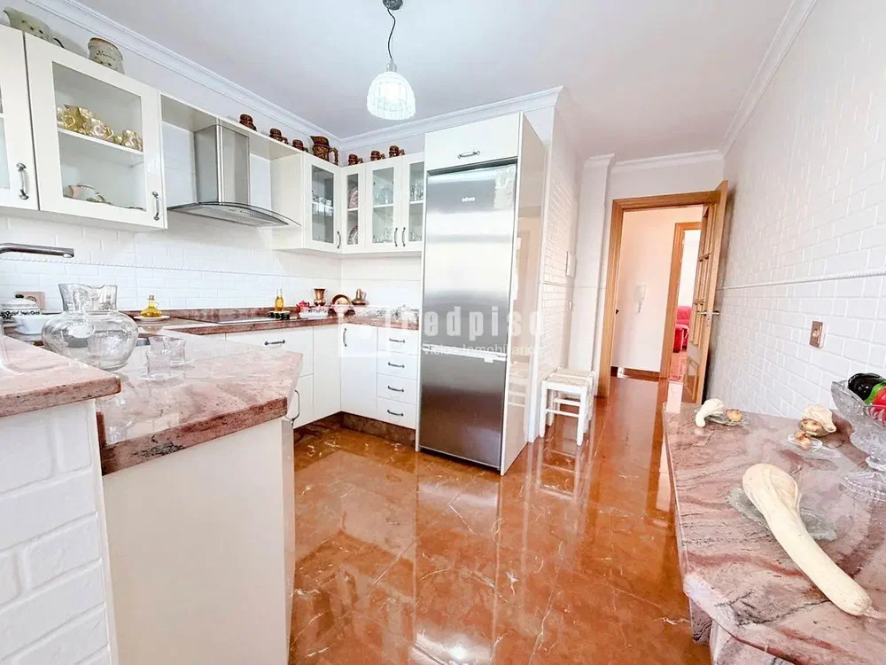 Mutfak; mutfak aletleri, ahşap zemin, doğal ışık, modern stil