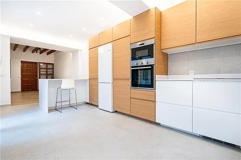 Cuisine; électroménager, parquet, lumière naturelle, style moderne