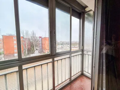 Kuchyně; kuchyňské spotřebiče, dřevěná podlaha, přirozené světlo, moderní styl