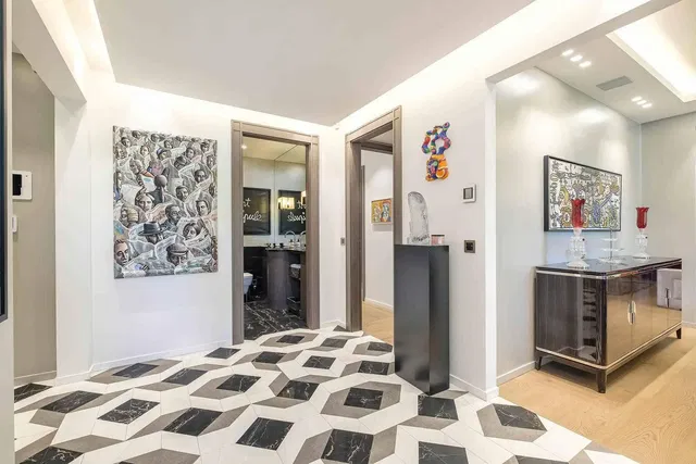 Kuchyně; kuchyňské spotřebiče, dřevěná podlaha, přirozené světlo, moderní styl