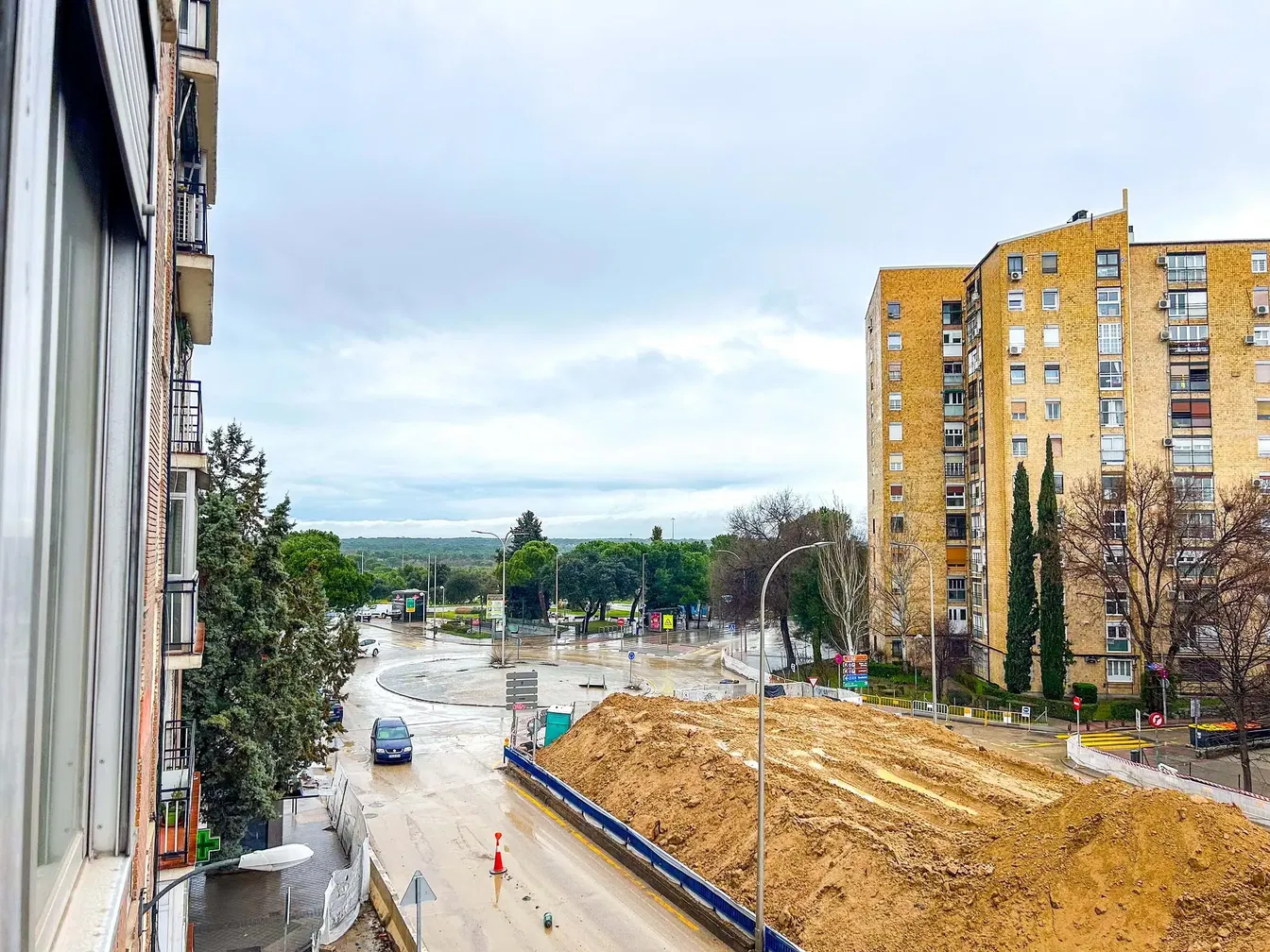 Kuchyně; kuchyňské spotřebiče, dřevěná podlaha, přirozené světlo, moderní styl