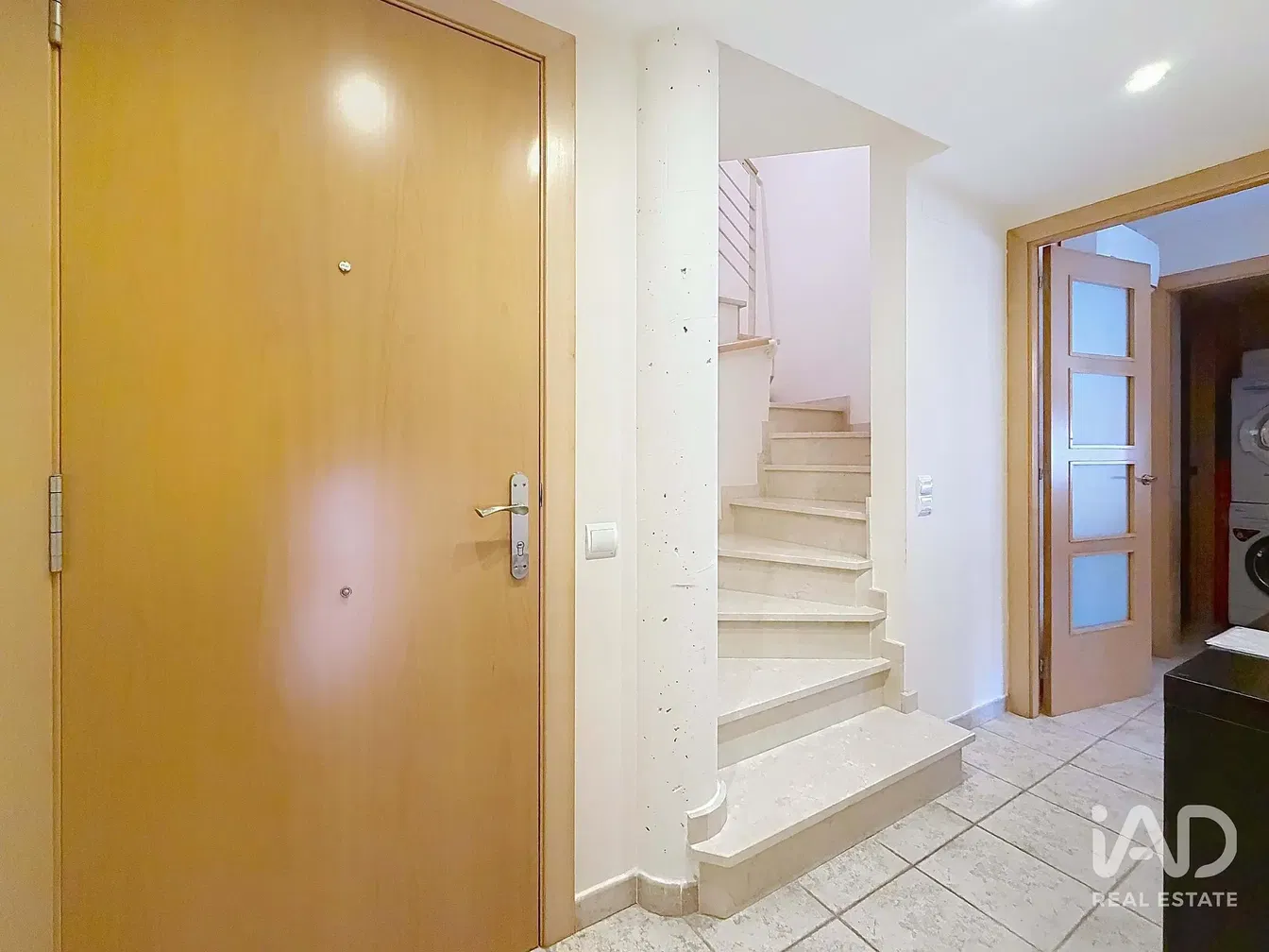 Кухня; кухненски уреди, дървен под, естествена светлина, модерен стил