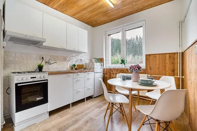 Salon; parquet, lumière naturelle, style moderne, hauteur sous plafond