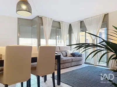 Кухня; кухненски уреди, дървен под, естествена светлина, модерен стил