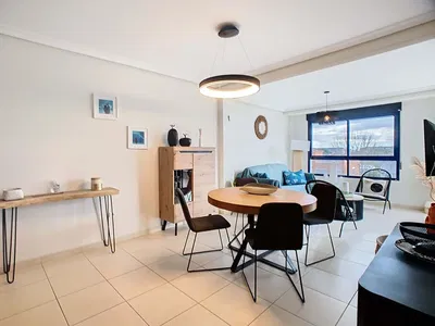 Soggiorno; pavimento in legno, luce naturale, stile moderno