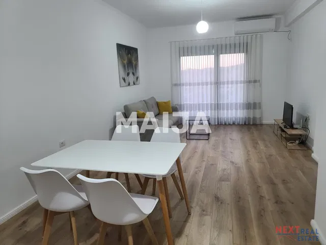 Κουζίνα; συσκευές κουζίνας, ξύλινο πάτωμα, φυσικό φως, μοντέρνο στυλ