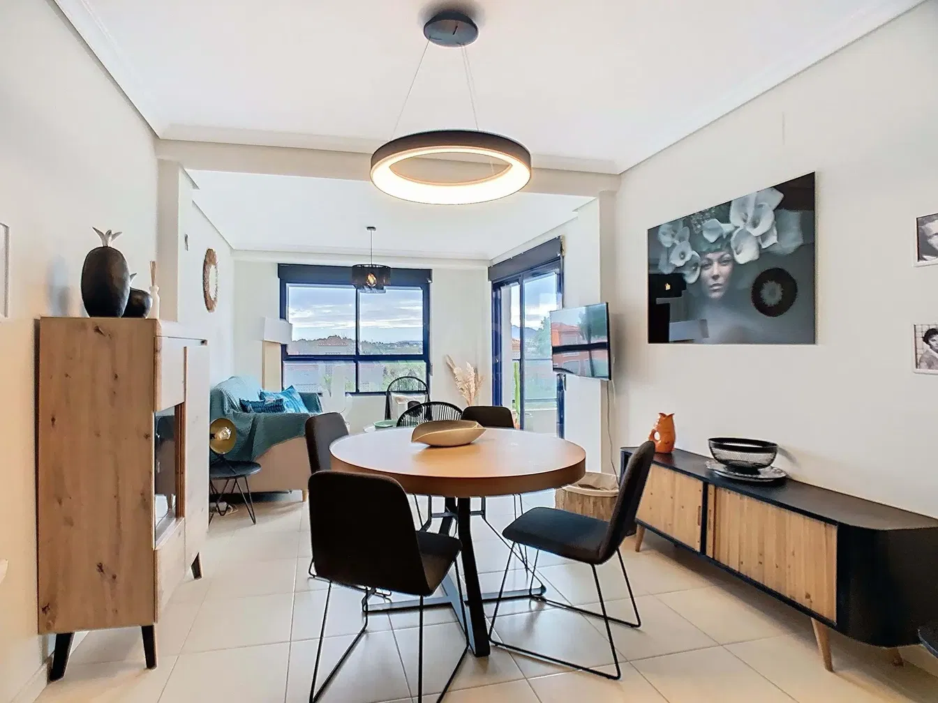 Keuken; keukenapparatuur, houten vloer, natuurlijk licht, moderne stijl