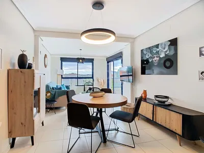 Keuken; keukenapparatuur, houten vloer, natuurlijk licht, moderne stijl