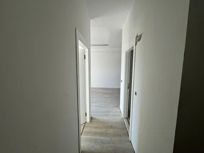 غرفة معيشة; أرضية خشبية, ضوء طبيعي, أسلوب عصري