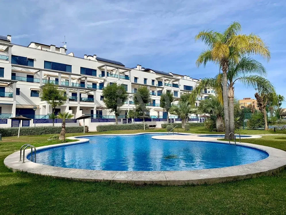 Кухиња; кухињски апарати, дрвени под, природно светло, модерни стил