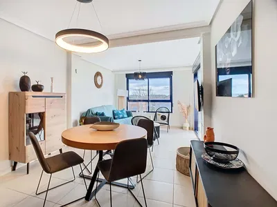 Cucina; elettrodomestici, pavimento in legno, luce naturale, stile moderno