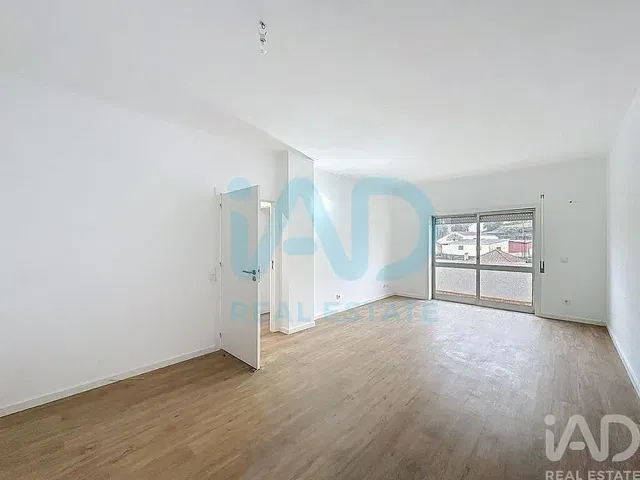 Küche; küchengeräte, holzboden, tageslicht, moderner stil