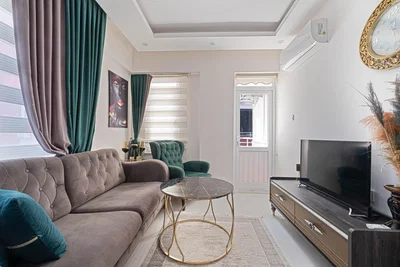 Кухиња; кухињски апарати, дрвени под, природно светло, модерни стил