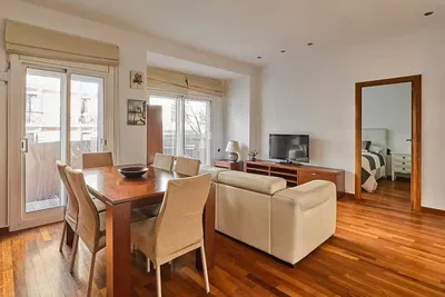 Cuisine; électroménager, parquet, lumière naturelle, style moderne